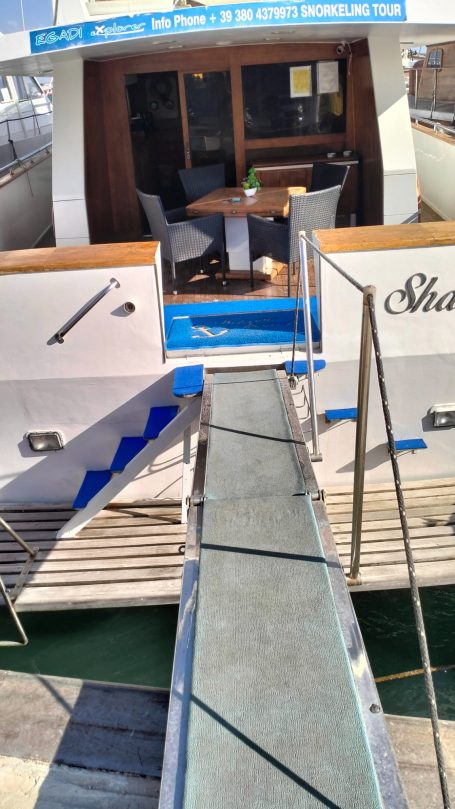 Entrata a una barca con rampa e tavolo all'aperto visibile all'interno.