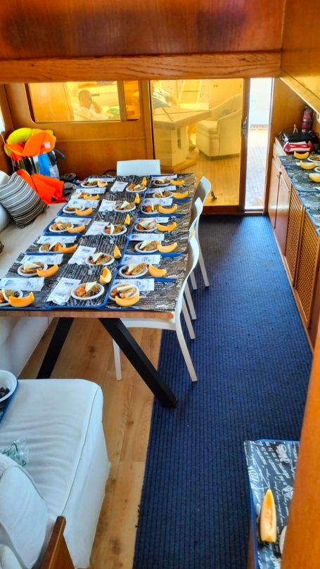 Tavolo apparecchiato con piatti e tazze in un ambiente interno accogliente.